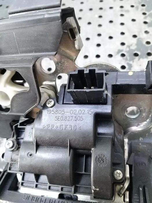 Broasca haion skoda fabia 3 5e 5e0827505