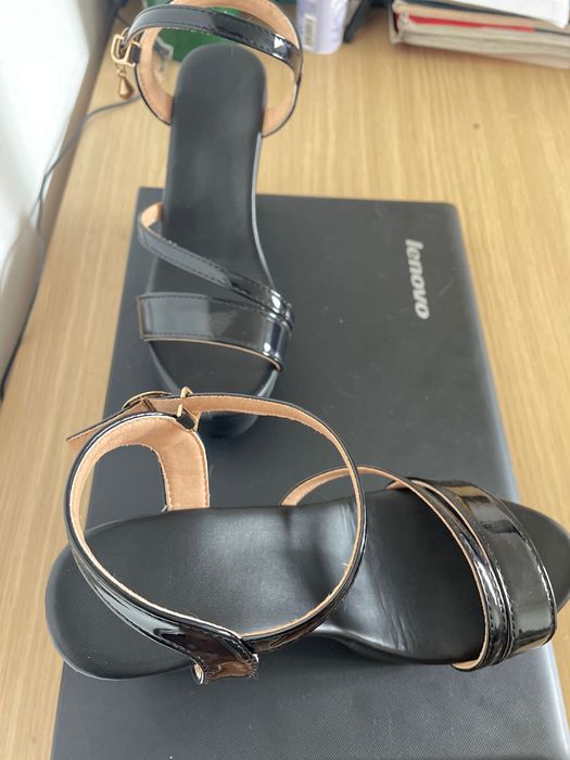 Черни сандали на ток с лачени елементи