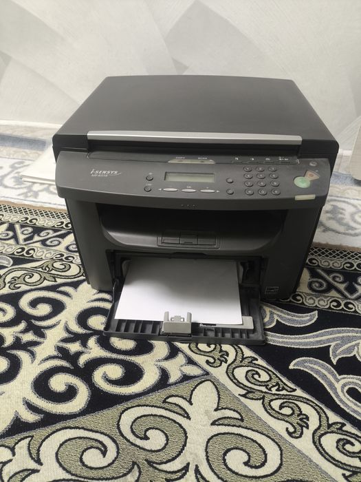 МФУ лазерный работает