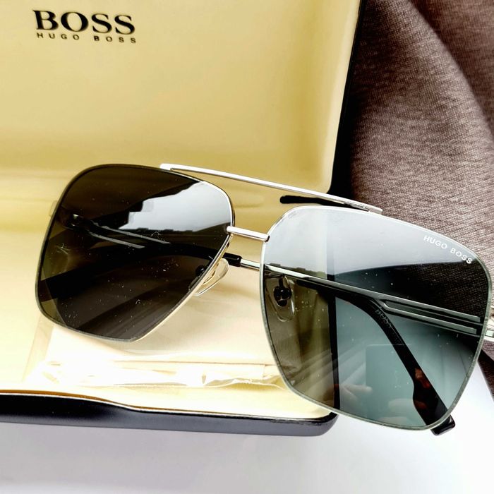 Солнцезащитные очки Hugo Boss.