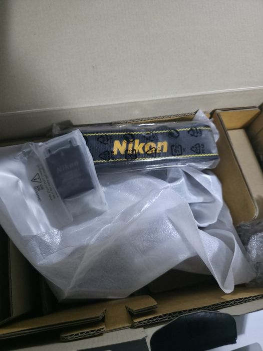 Vând aparat foto video nikon