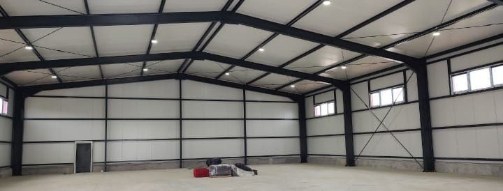 Vând hală metalică de pe stoc 8 m lățime cu 25 lungime cu tot cu montaj la super preț fac și alte mărimi