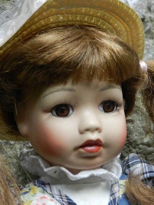 Pret redus, papusica din portelan fin ,grasuna si haioasa.