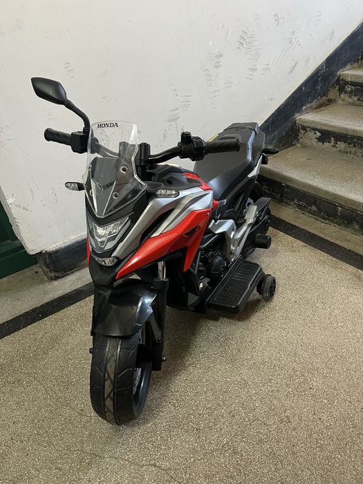 AIYAPLAY Motocicletă electrică pentru copii 3-6 ani cu licență Honda, faruri, muzică și roți ajutătoare, 107x46x75 cm, roșie