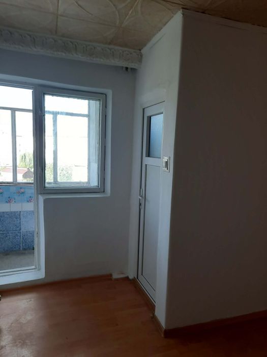 Vând garsonieră nemobilată