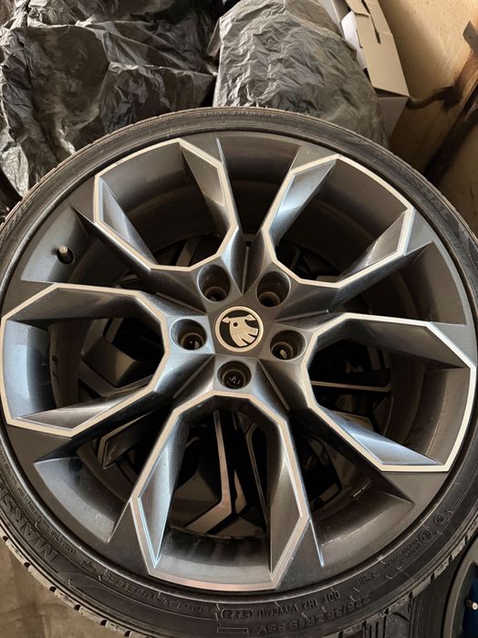 Продавам гуми с джанти 225 35 19 за 5x112 Шкода