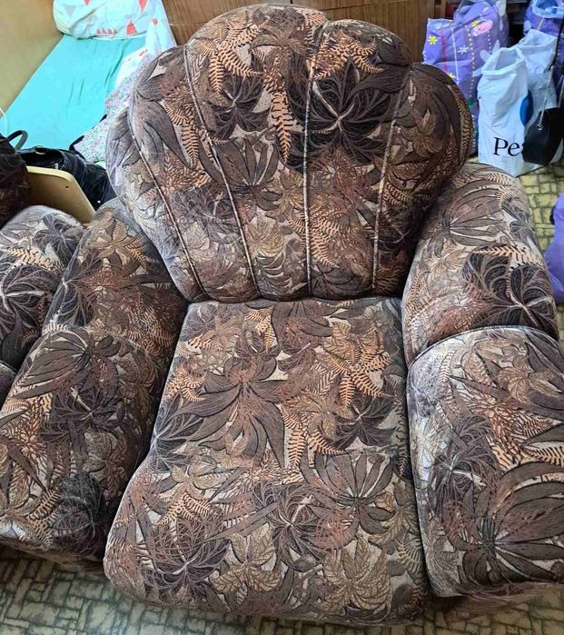 Продавам луксозна холова гарнитура.
