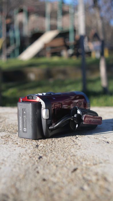 (Нов) Sony Handycam HDR-CX130E (Red)