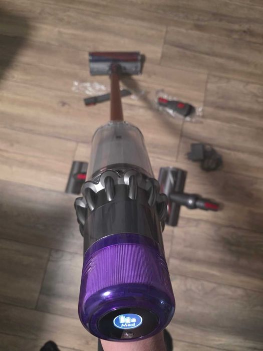 Вертикална прахосмукачка Dyson v11