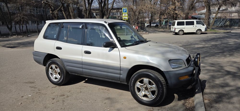 Автомобиль RAV4 правый руль