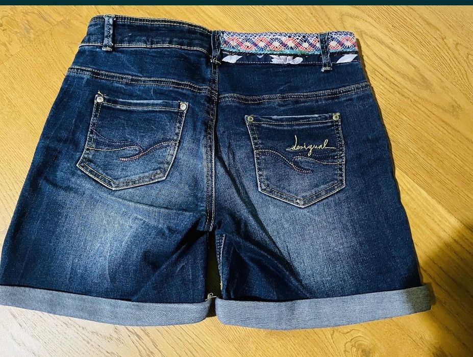 Pantaloni scurti Desigual
