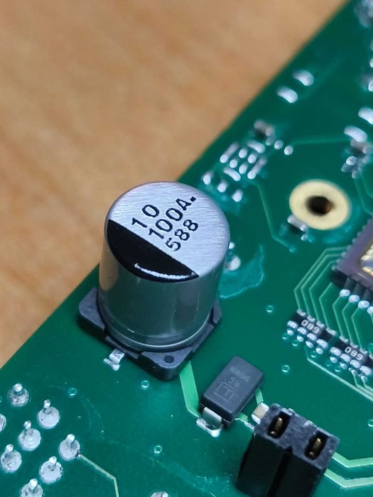 Set de 100 condensatori SMD 10 uF 100V si 100uF 36V Panasonic