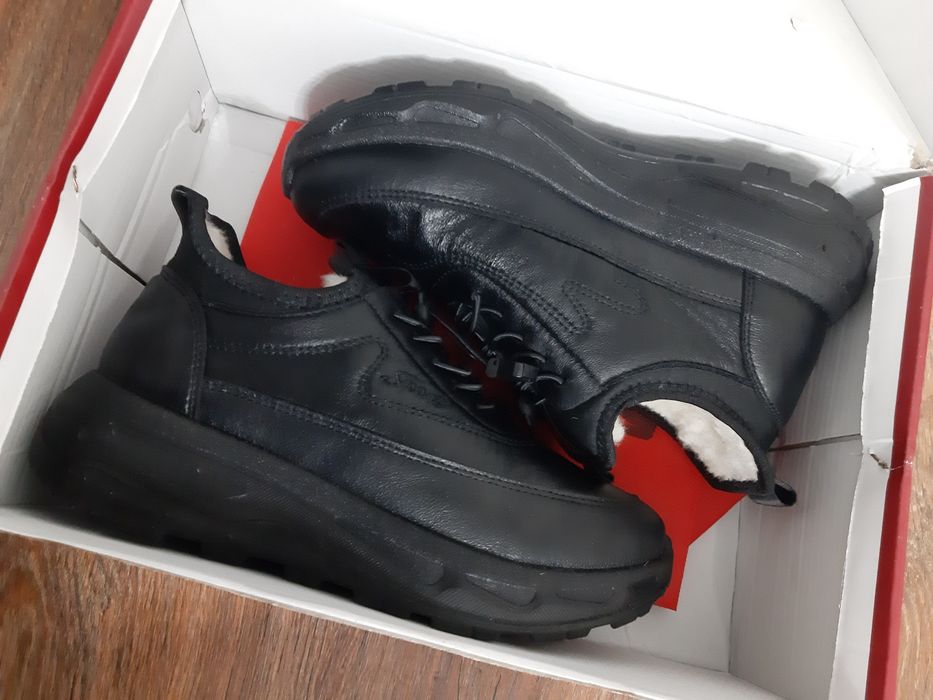 Продаю зимние кроссовки