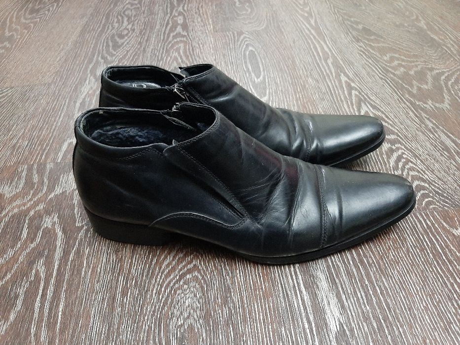 Продам куртки и обувь.