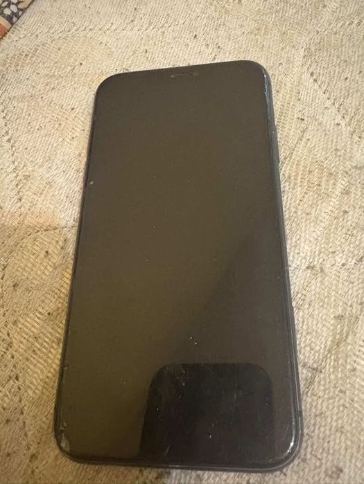 IPhone 11 с счупен гръб работи перфектно