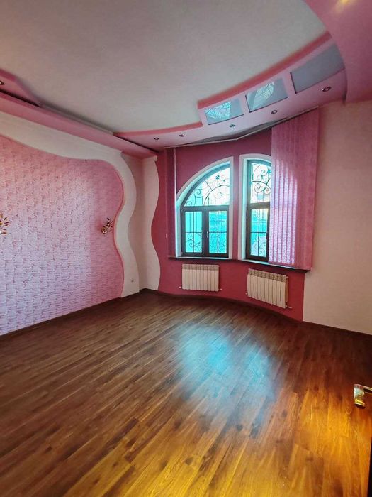 Просторный дом 450 м² с бассейном на Никитина