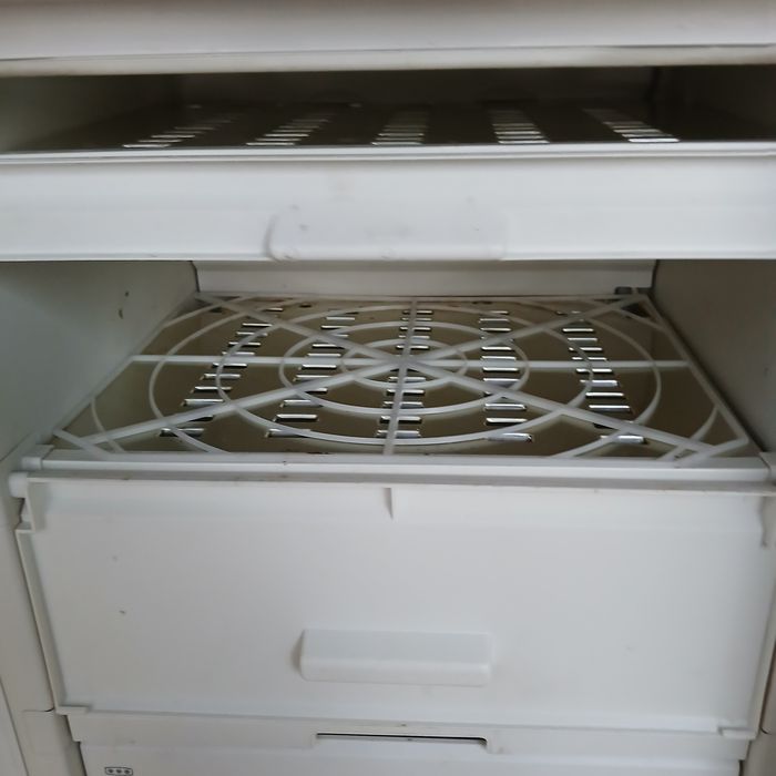 Продавам малък 80л.Фризер