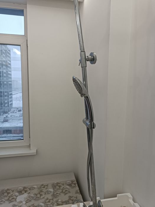 Смеситель для ванны со стойкой