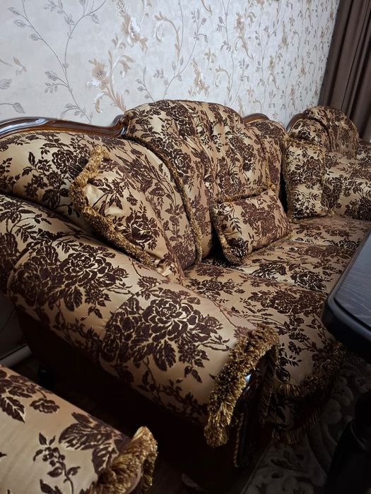 Продам диван и два кресла