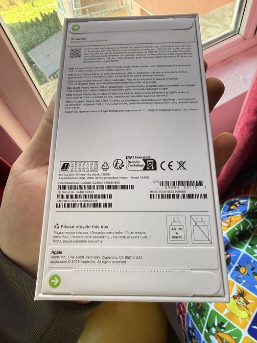 iPhone 16e 128GB НОВ + Airpods 3 в цената.