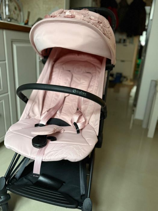 Carucior Cybex Coya Simply Flowers Pink/Roz  ideal pentru avion