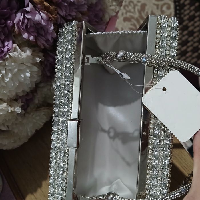 Ayollar sumkasi Holati yangi Narxi 140 ming