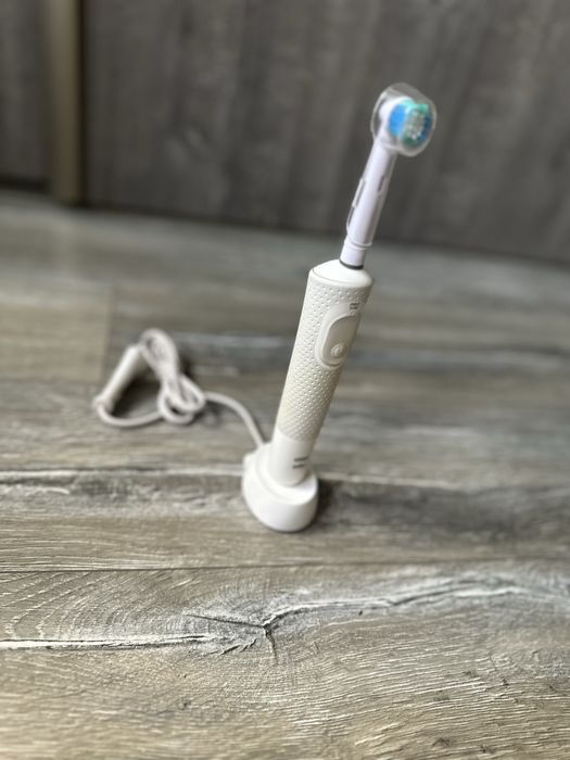 Periuță electrică Oral-B Pro cu timer + rezerve incluse