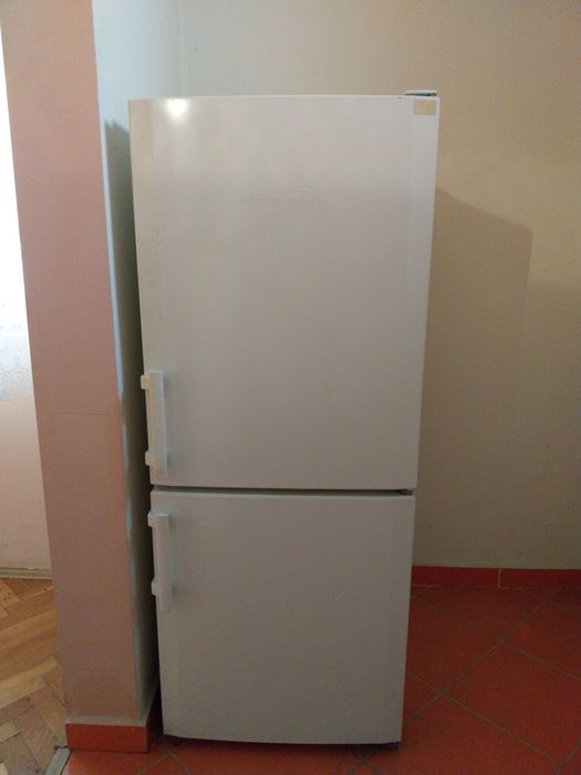 De VÂNZARE combina frigorifică model mai mic un pic decât cea clasica.