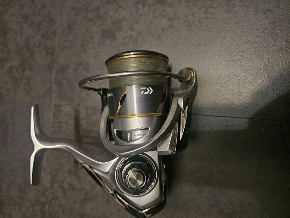 Vând mulineta Daiwa Freams LT 4000 C, s-a pescuit de 4-5 ori cu ea,