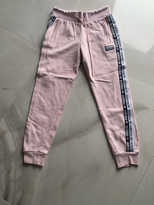 Pantaloni Adidas purtat o singura data de culoare roz