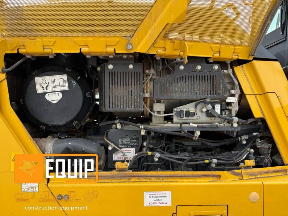 Komatsu D155AX-8 бульдозер