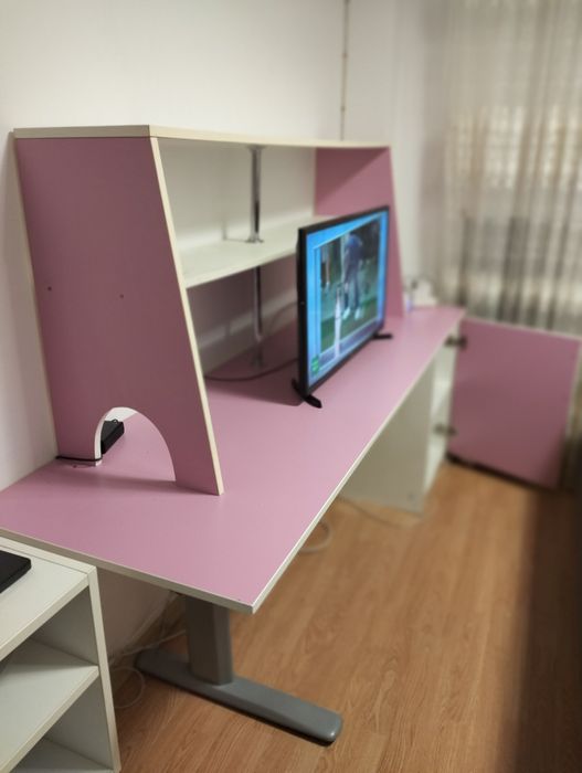 Vând birou  pentru fetițe,roz!