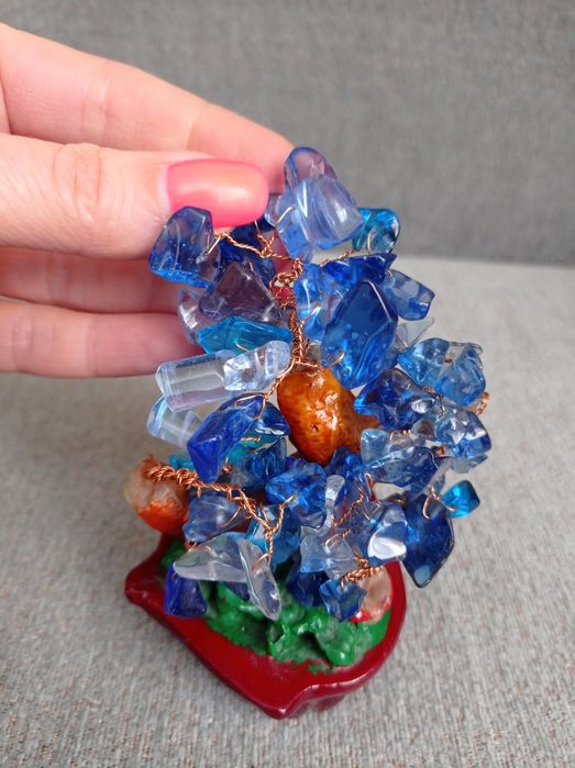 Статуэтка с камнями