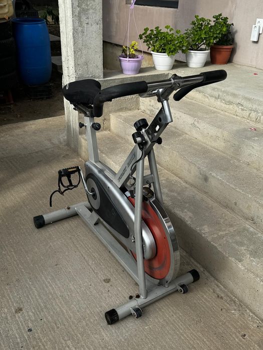 Vînd bicicletă pentru sport.