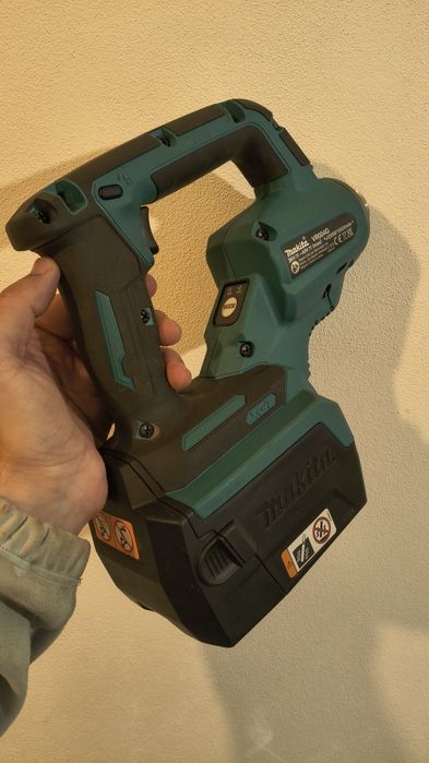 Vând vibrator beton Makita