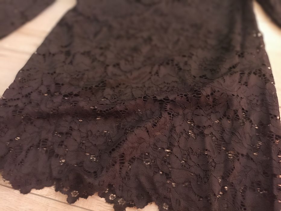 Черна блуза за официални поводи. Самата блуза е с украса.