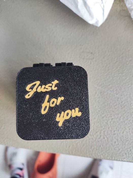 нтересна шега Подарък Среден пръст в кутия