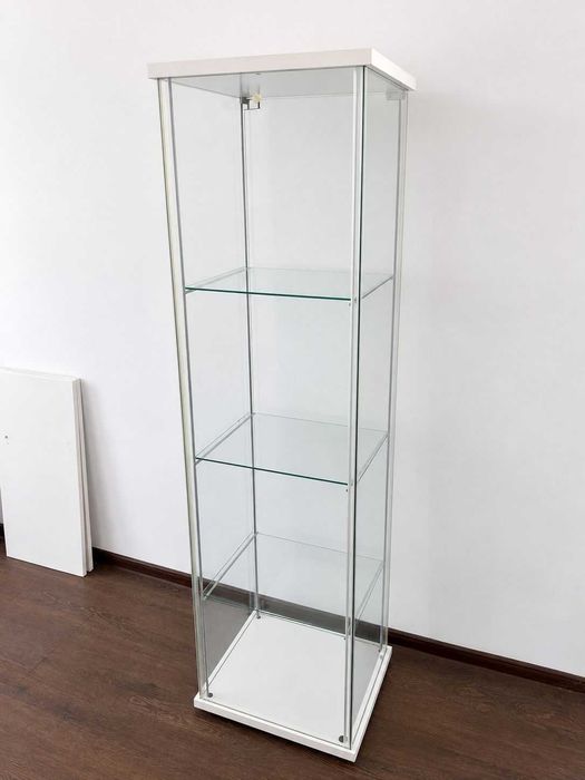 Vitrina eleganta din sticla cu 1 usa si 3 niveluri