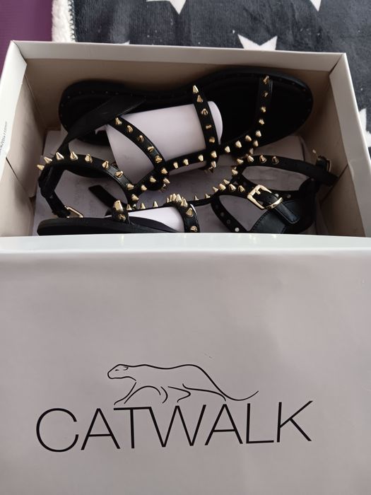 Дамски сандали с капси