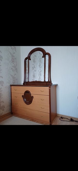 Продам комод с зеркаломl
