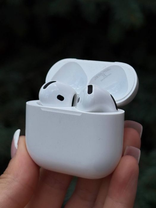 AirPods 4.