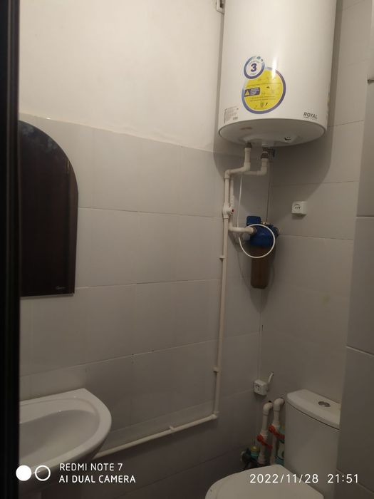 Yangi domlardan qarshi shaxridan kvartira arzon 1-qavat ,3 xona