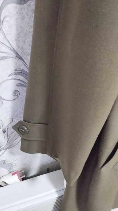 Продается мужской плащ.