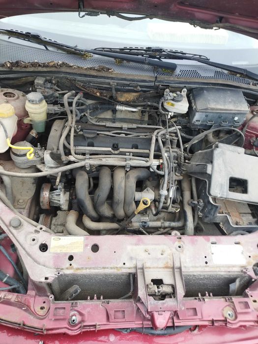 Vînd 2 cauciucuri cu jante Ford focus desmembrez mașină focus an2002