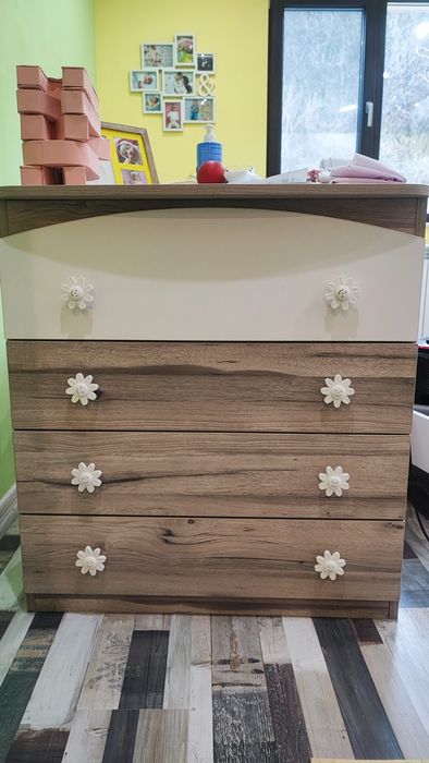 Бебешко обзавеждане за стая 3 в 1 + скрин от същата серия