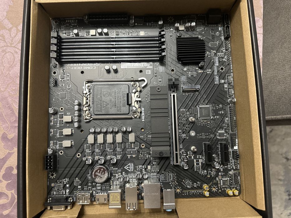 Placa de baza Asus pro B760 M-P DDR4 nefolosita