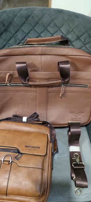 Продавам 2 нови мъжки чанти за рамо от италианска телешка кожа!