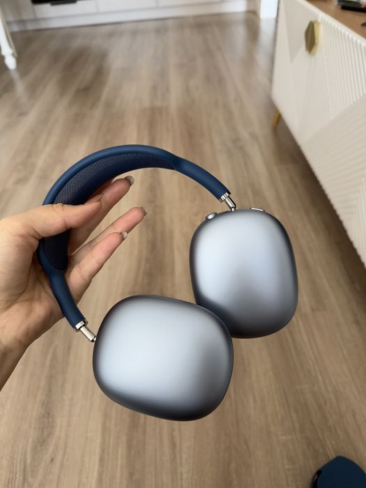 Air Pods Max синего цвета
