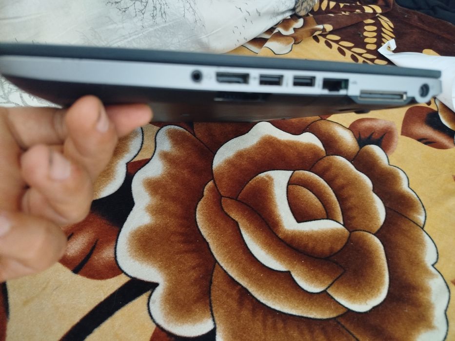 Vând laptop HP elitebook 840 , procesor Intel i7