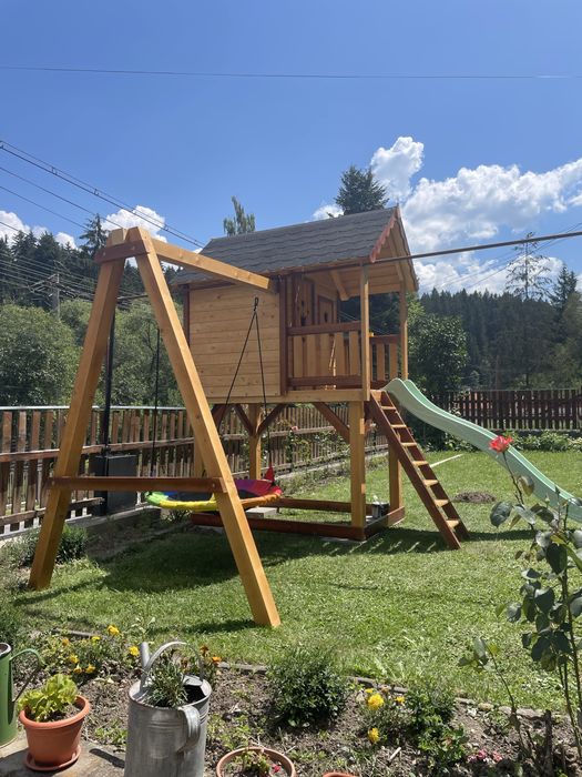Căsuță de joacă din lemn cu tobogan și leagăn – pentru copii